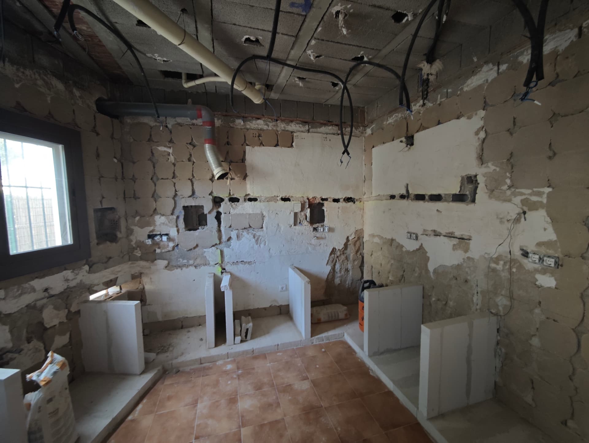 Cocina en Jávea tal como la encontramos: demolido por otro constructor, sin acabados y desordenado