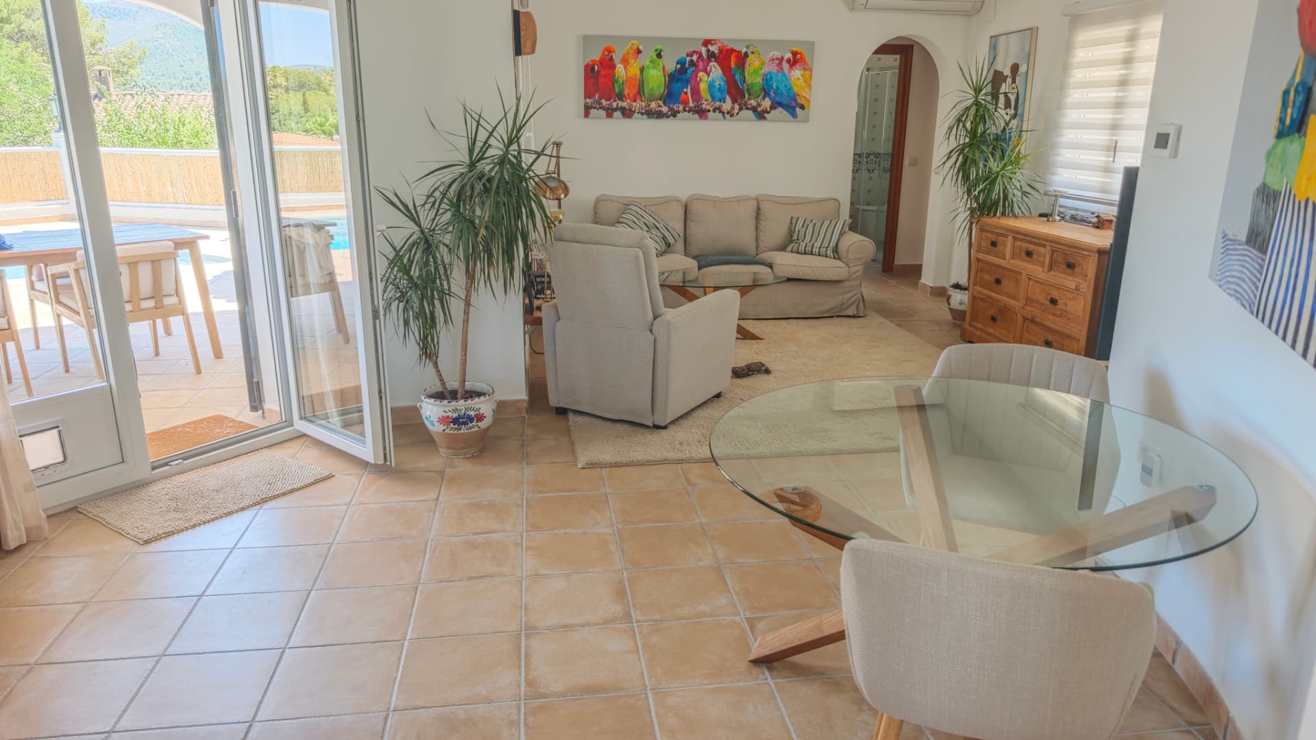 Salón luminoso tras una reforma integral, con acceso directo a terraza y piscina en la Costa Blanca