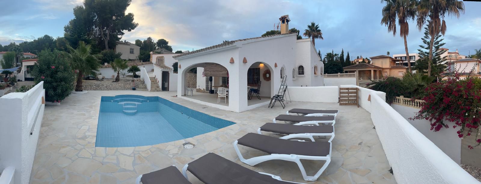 Villa en Jávea con piscina, terraza panorámica y zona de relax exterior